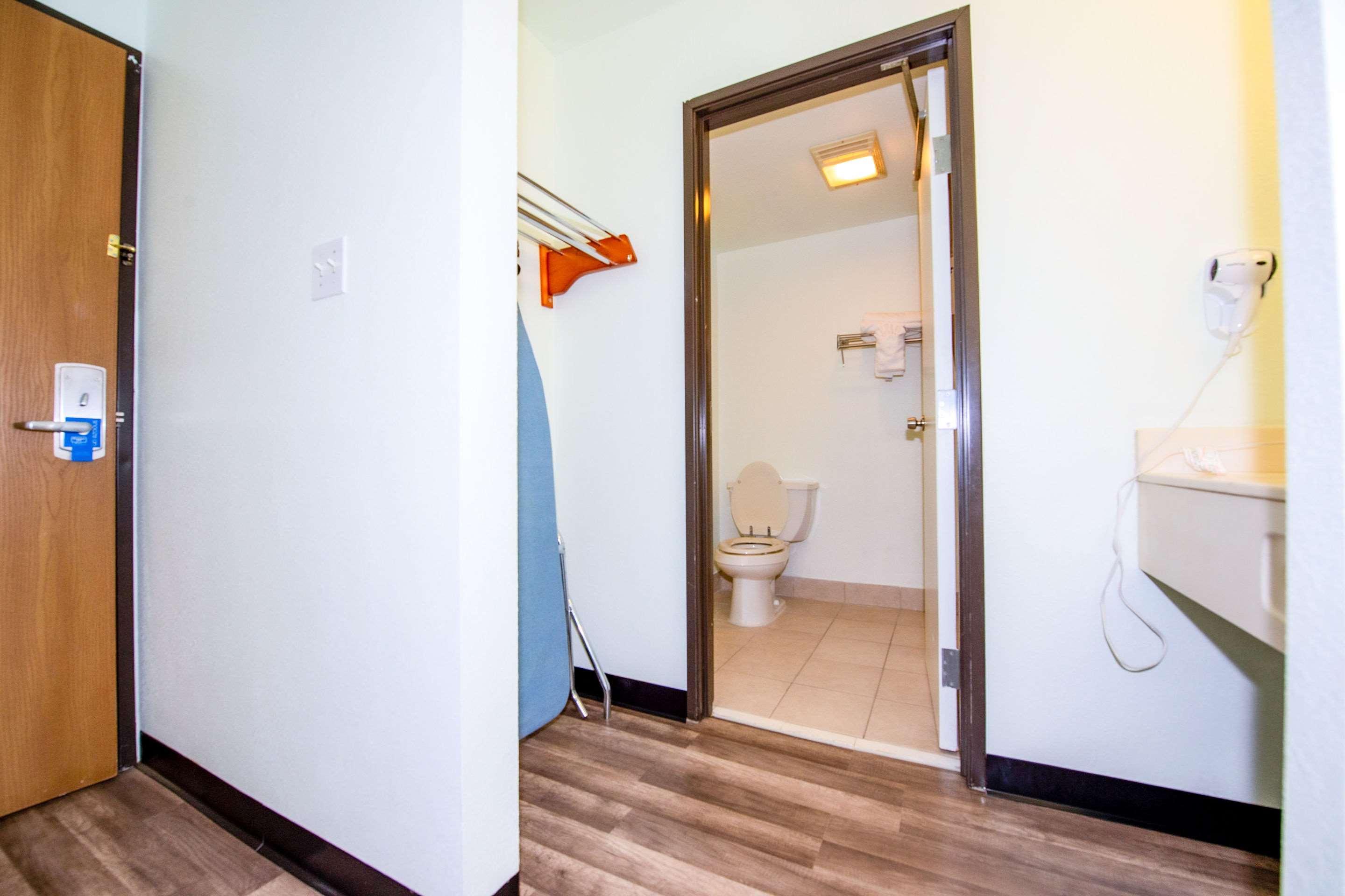 Rodeway Inn Central Колорадо Спрингс Екстериор снимка