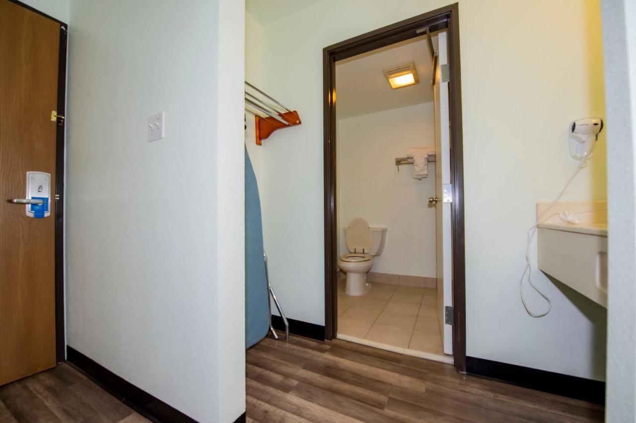 Rodeway Inn Central Колорадо Спрингс Екстериор снимка
